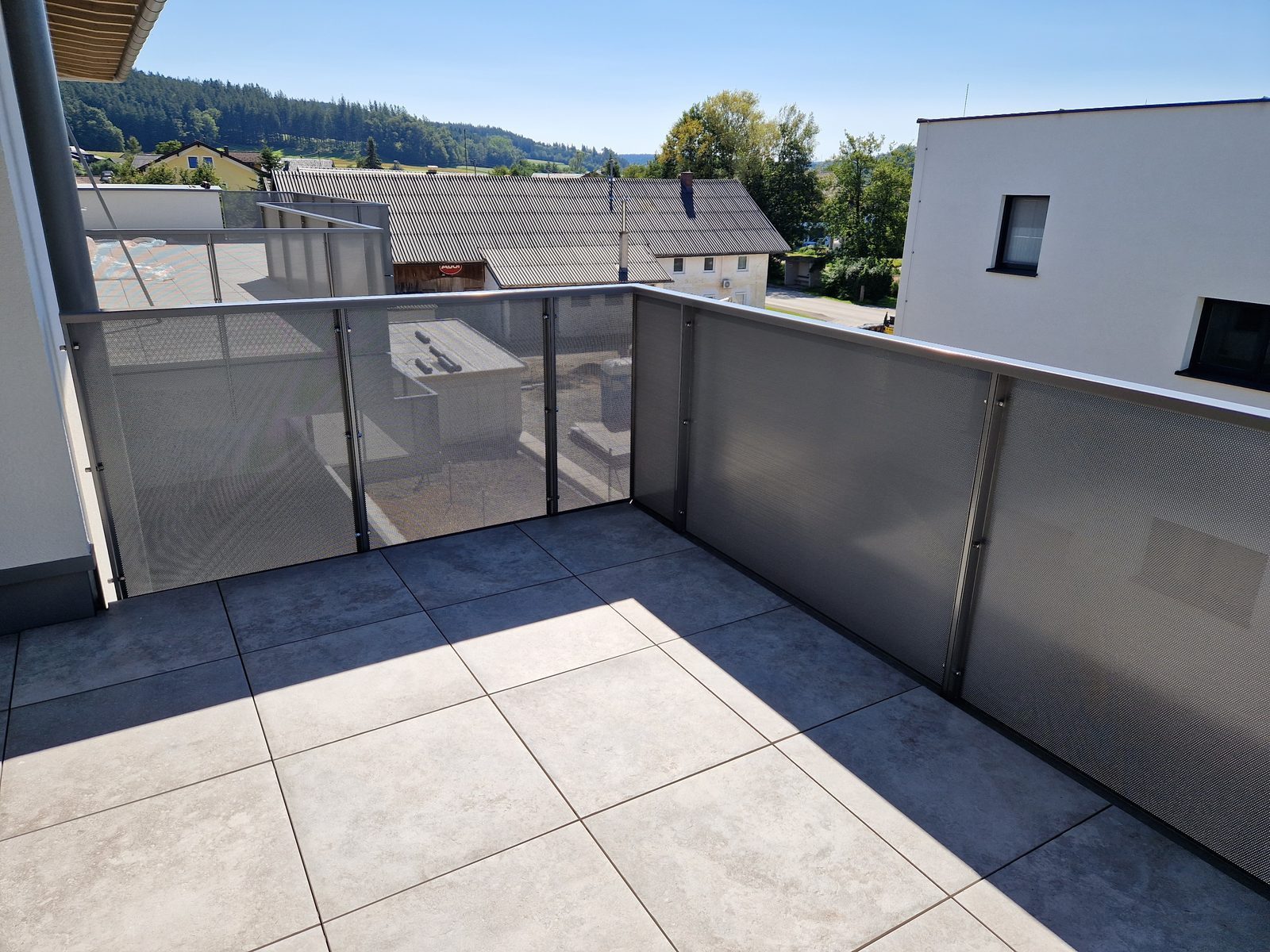 Balkongel&auml;nder mit Lochblechf&uuml;llung