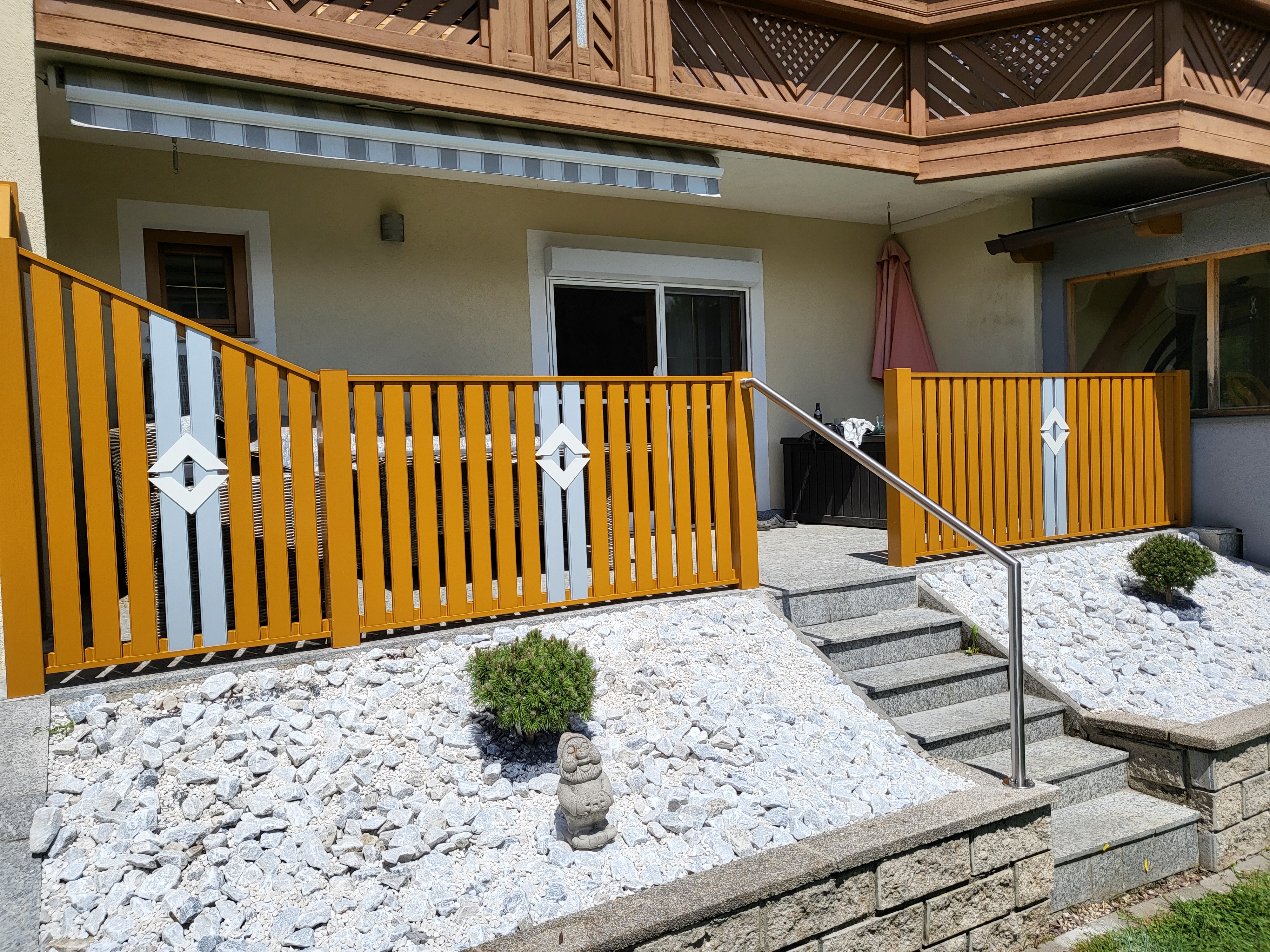 Brix Terrassengeländer mit Edelstahl-Handlauf