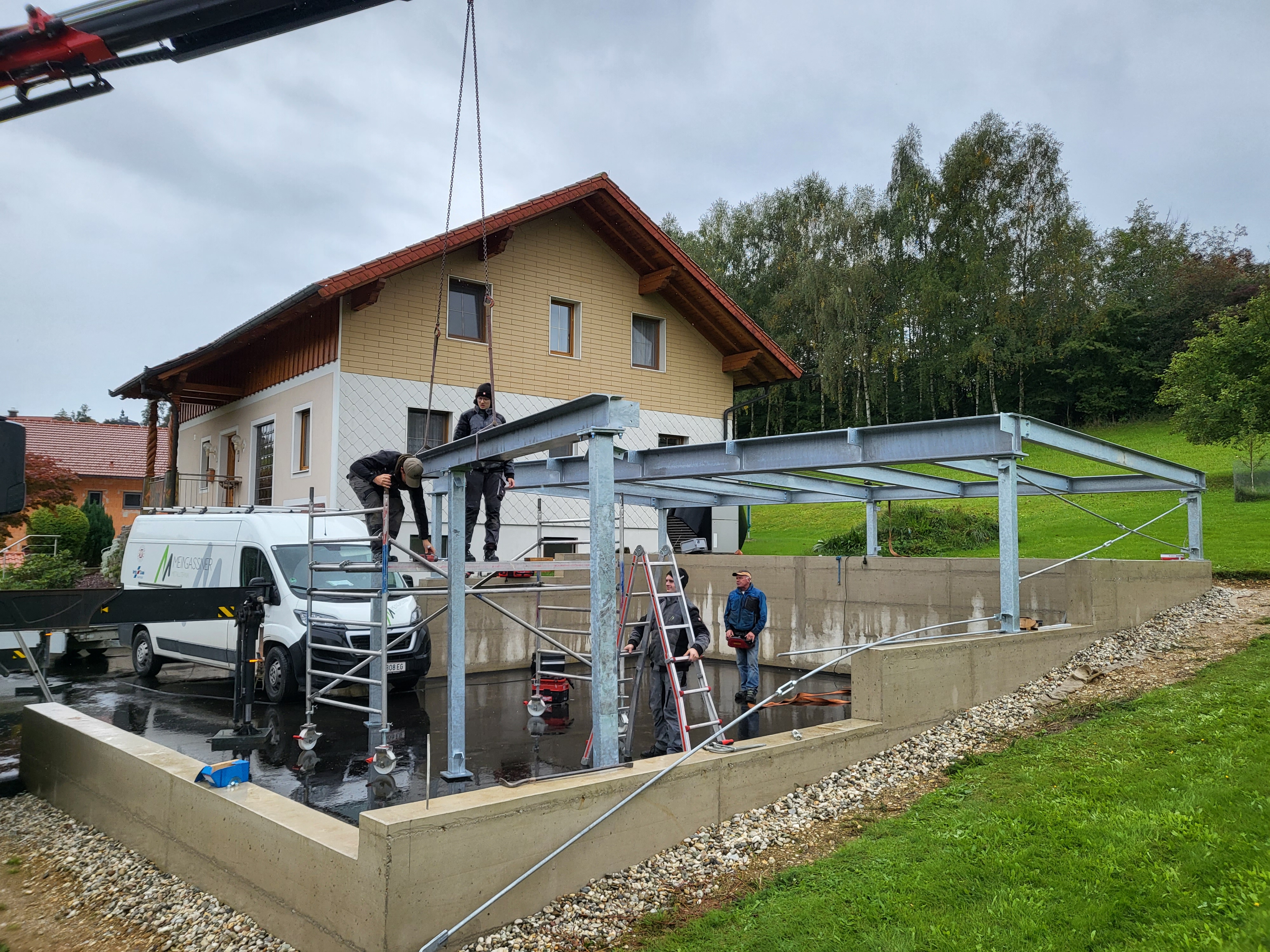 Carport Montage mit Fahrzeugkran