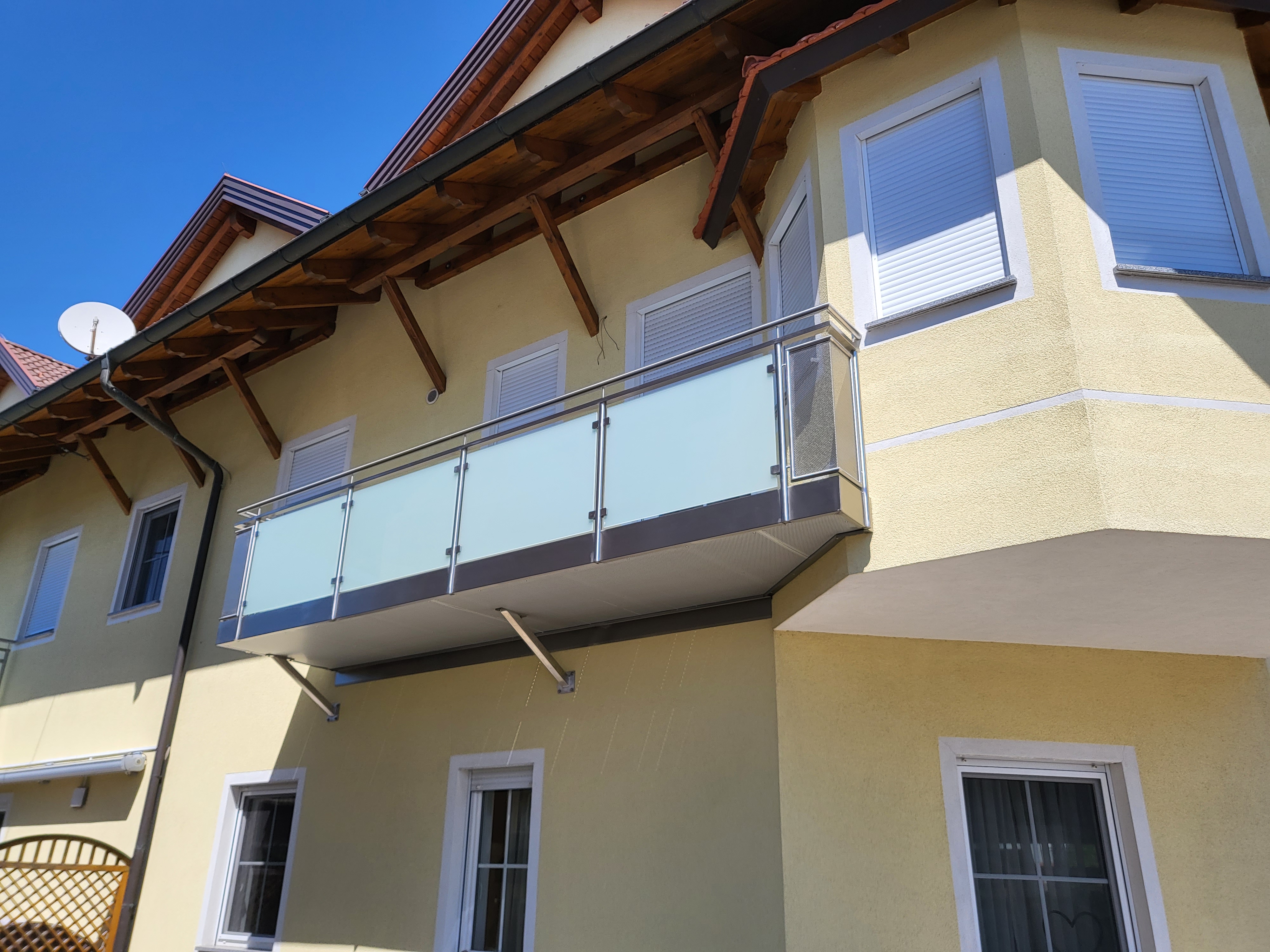 Edelstahl Balkon mit Glasgel&auml;nder Seitenansicht