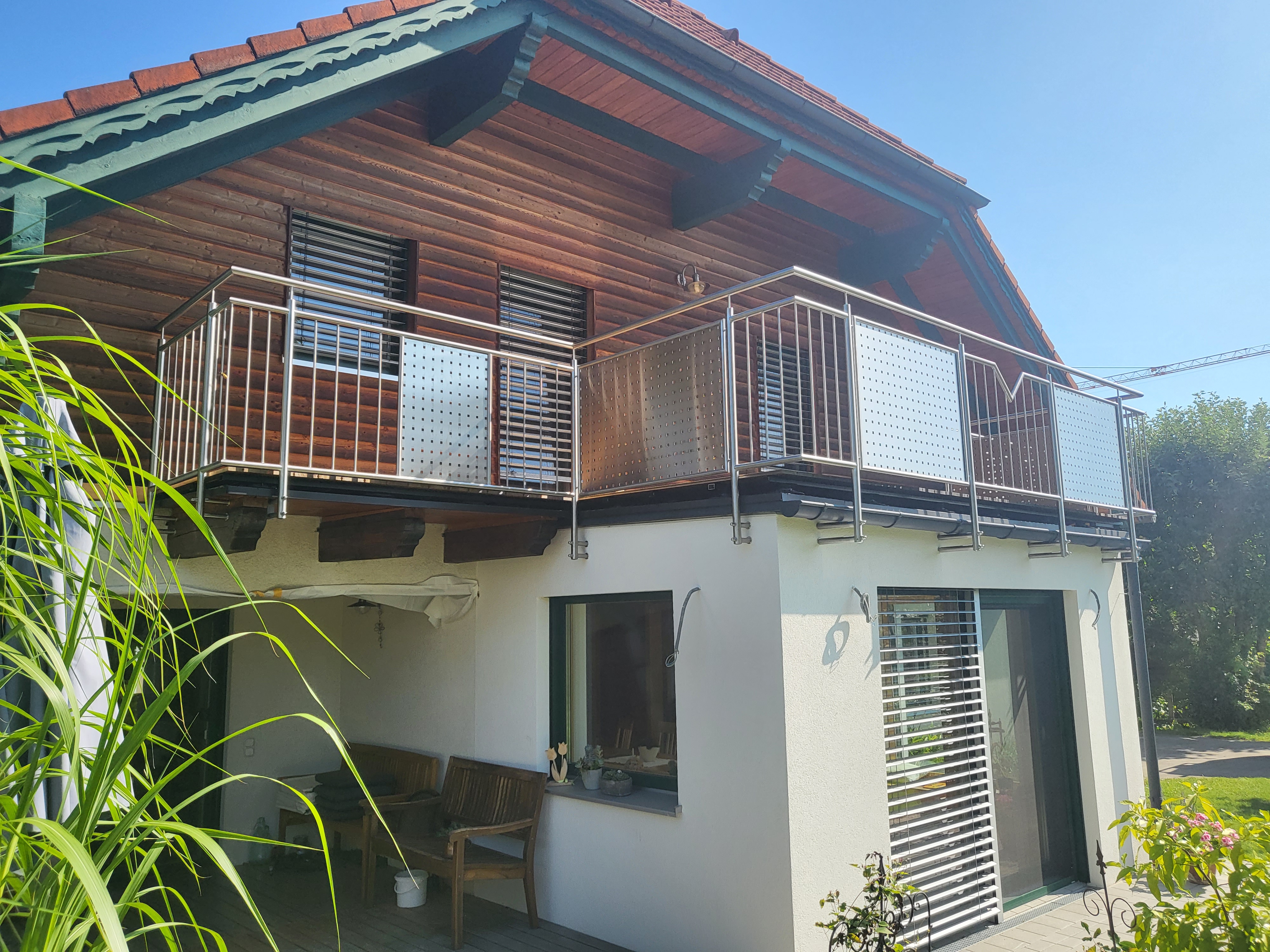 Edelstahl Gel&auml;nder mit Lochblechf&uuml;llung Detail