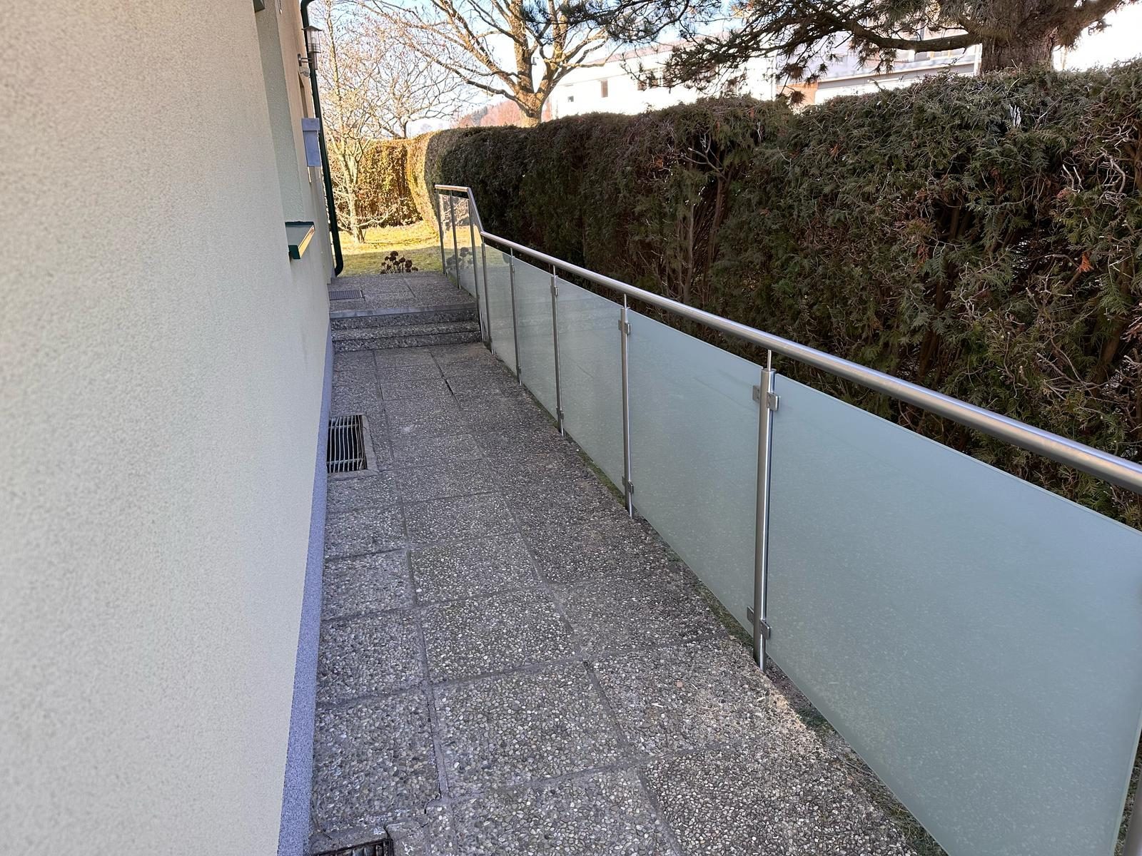 Edelstahlgel&auml;nder mit Glasf&uuml;llung matt