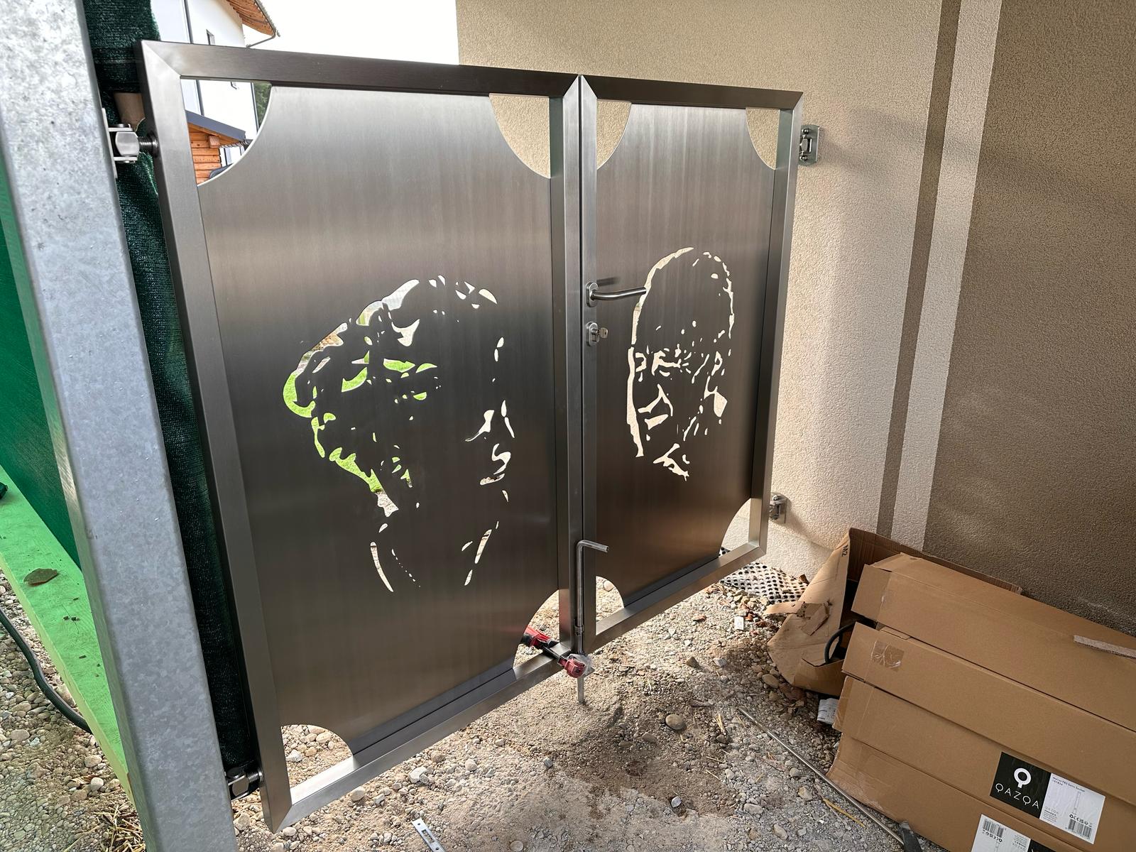 Edelstahltor mit künstlerischem Lasercut-Design