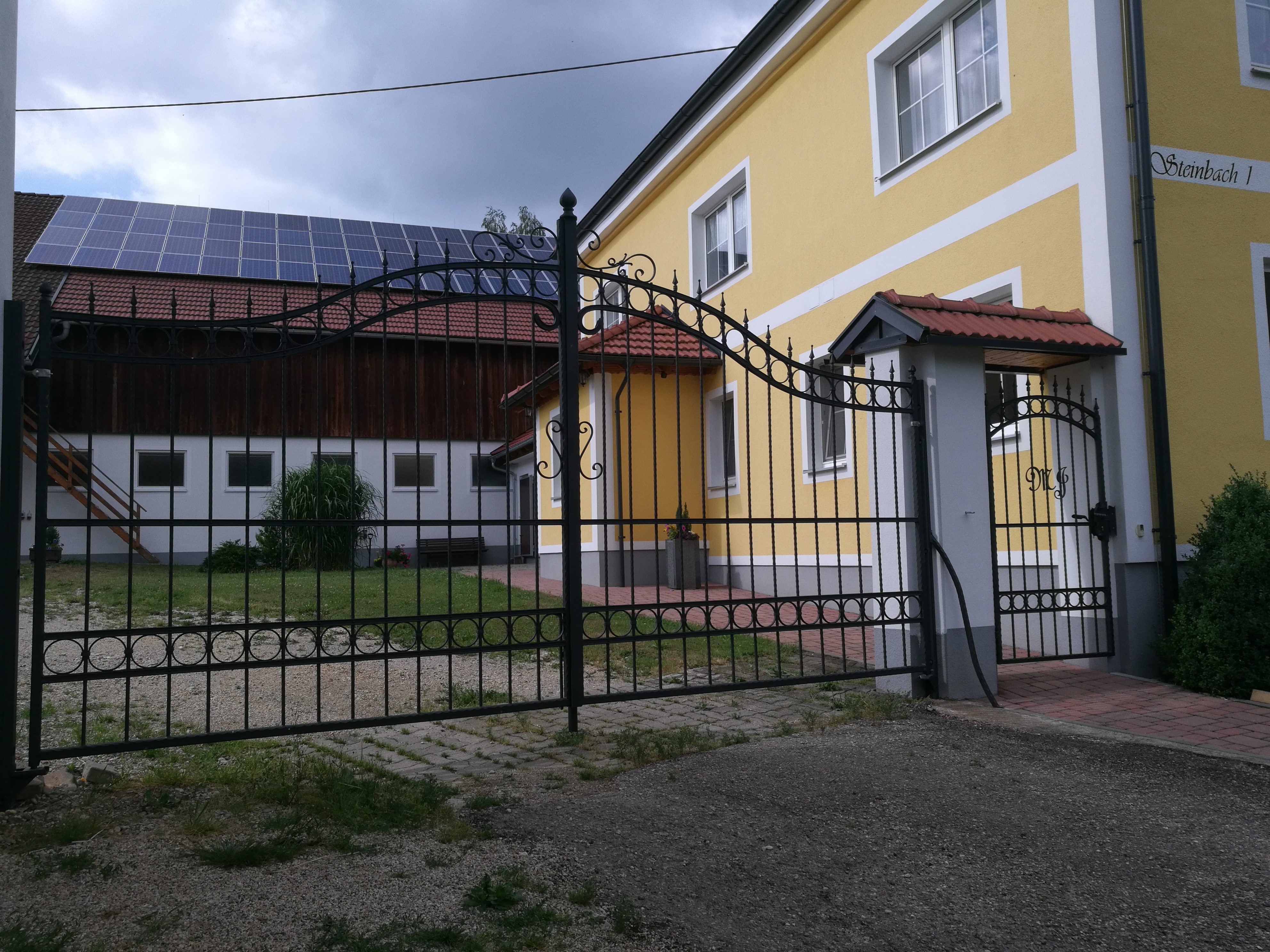 Geschmiedetes Einfahrtstor aus Stahl