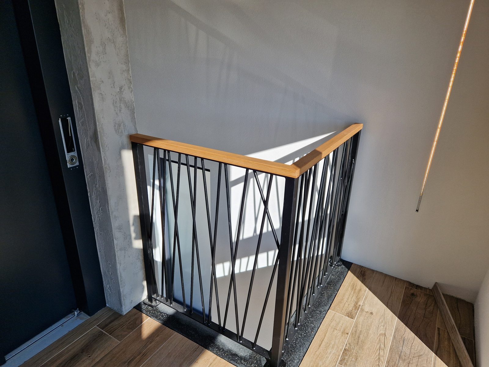 Mikadogel&auml;nder mit Holzhandlauf