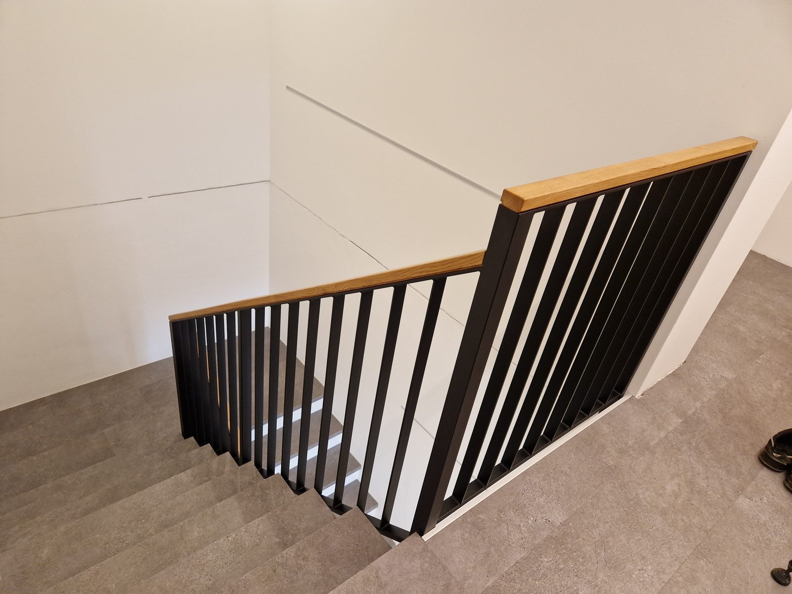 Stahlgel&auml;nder mit Flachstabf&uuml;llung und Holzhandlauf