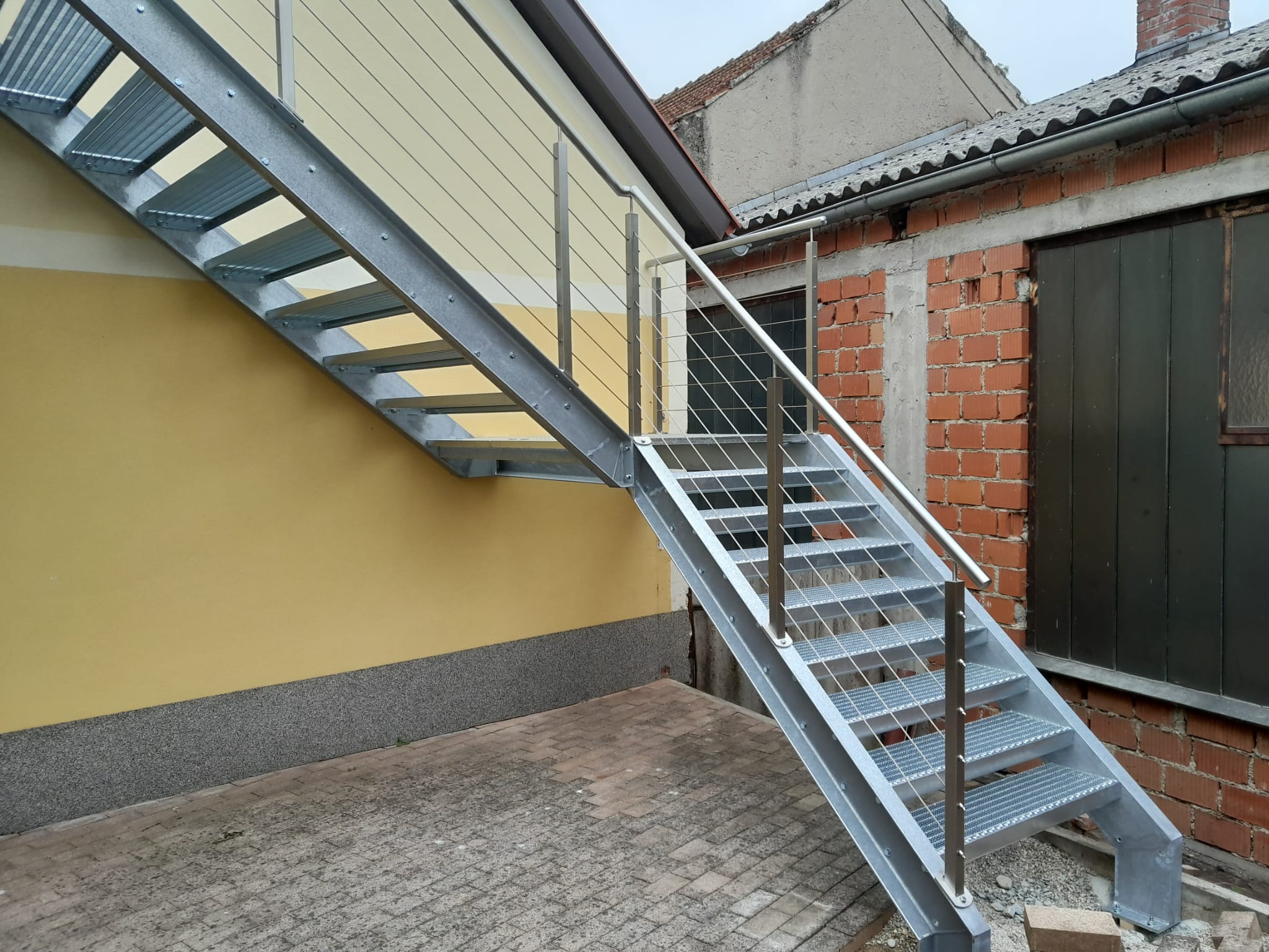 Stahltreppe mit Edelstahlgel&auml;nder (2)