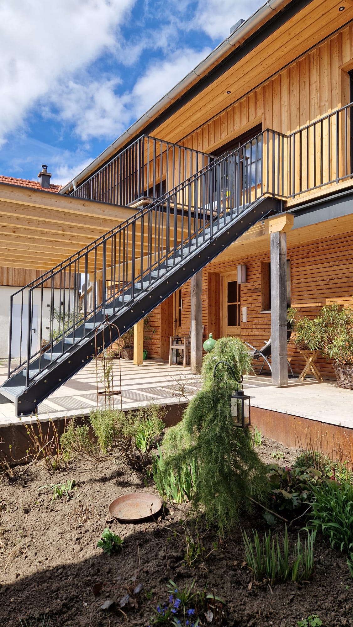 Stahltreppe mit Stabgeländer Pulverbeschichtet