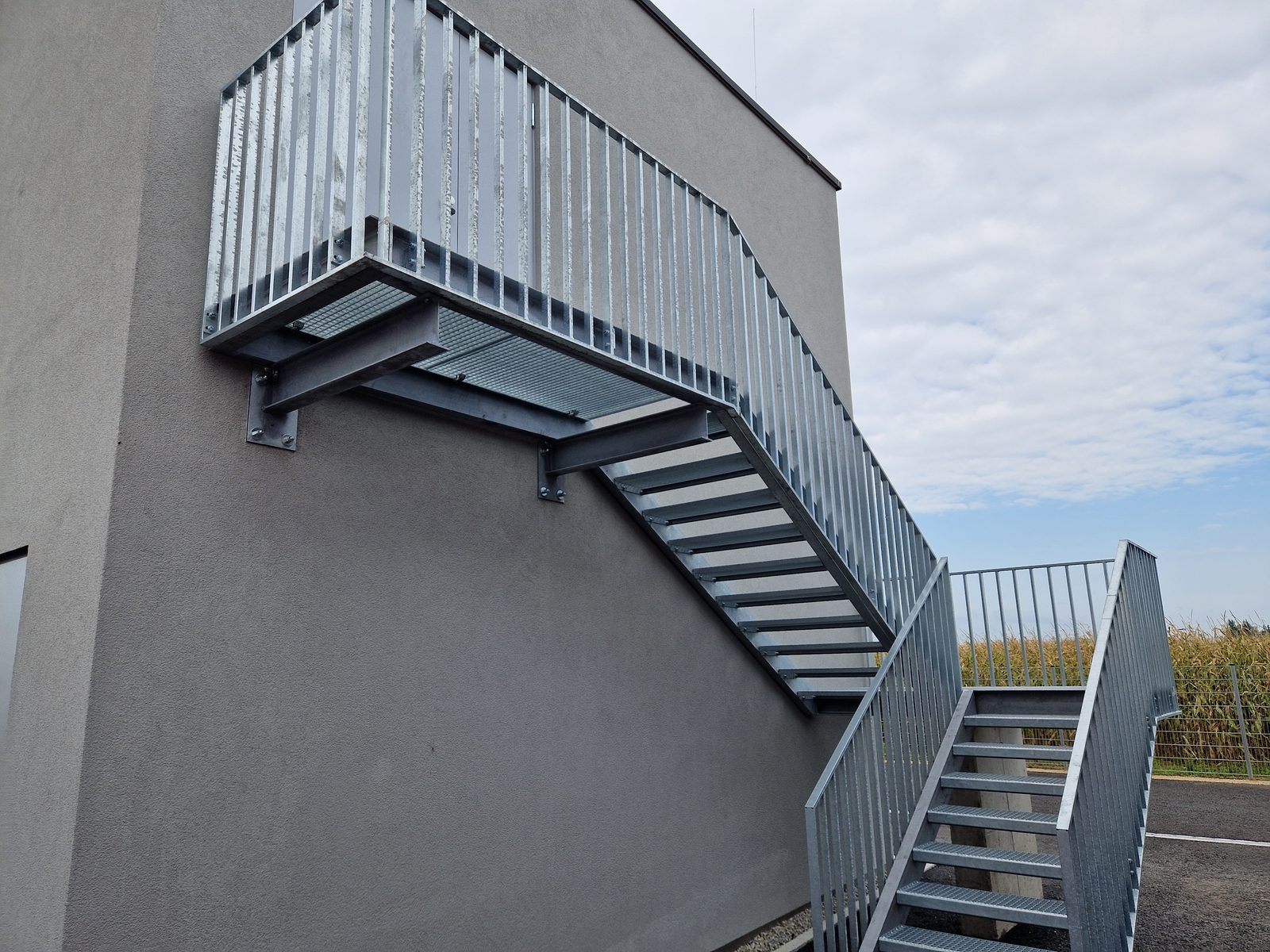 Stahltreppe verzinkt mit Stabgeländer