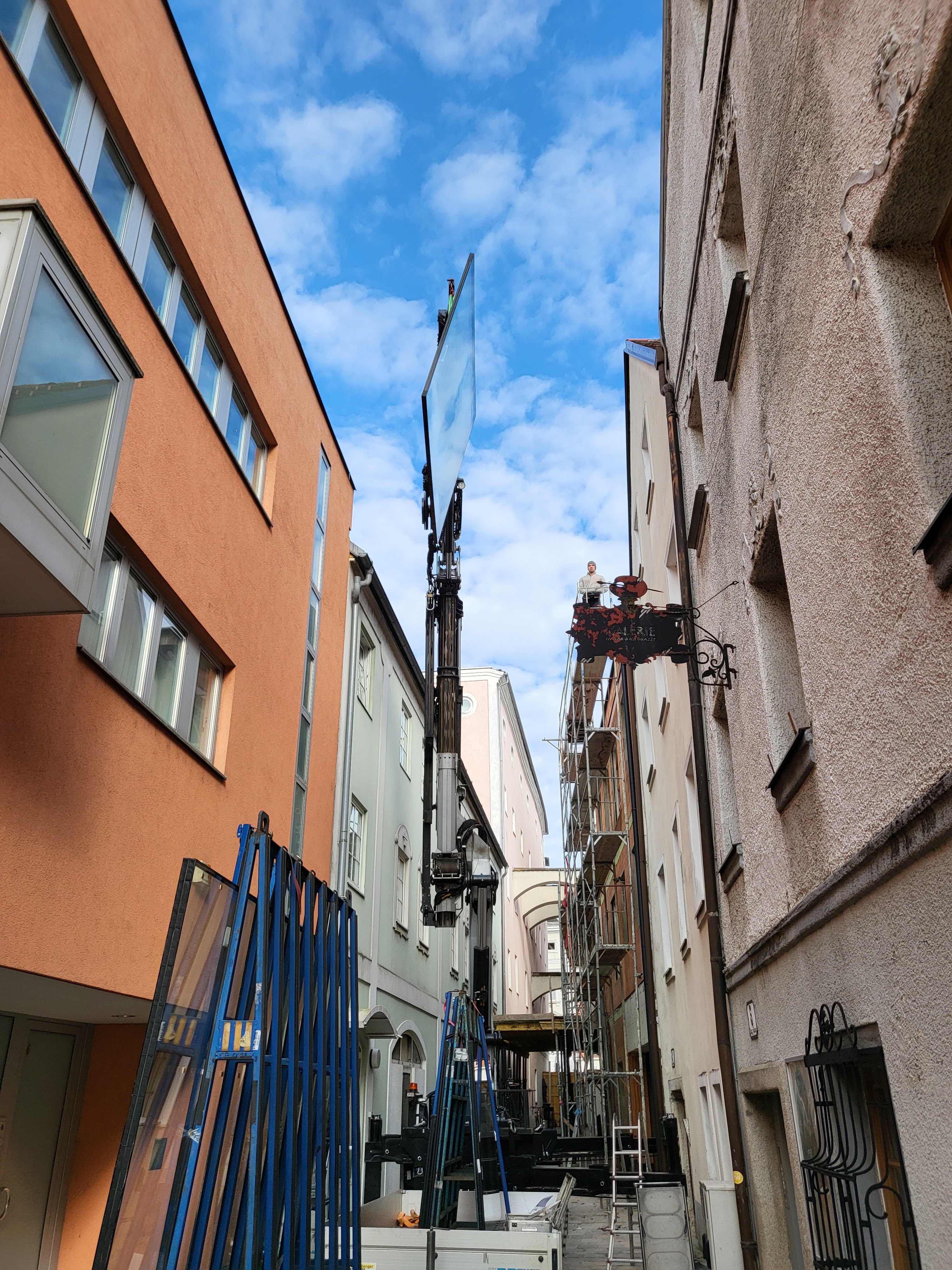 Verglasungsarbeiten mit Kran