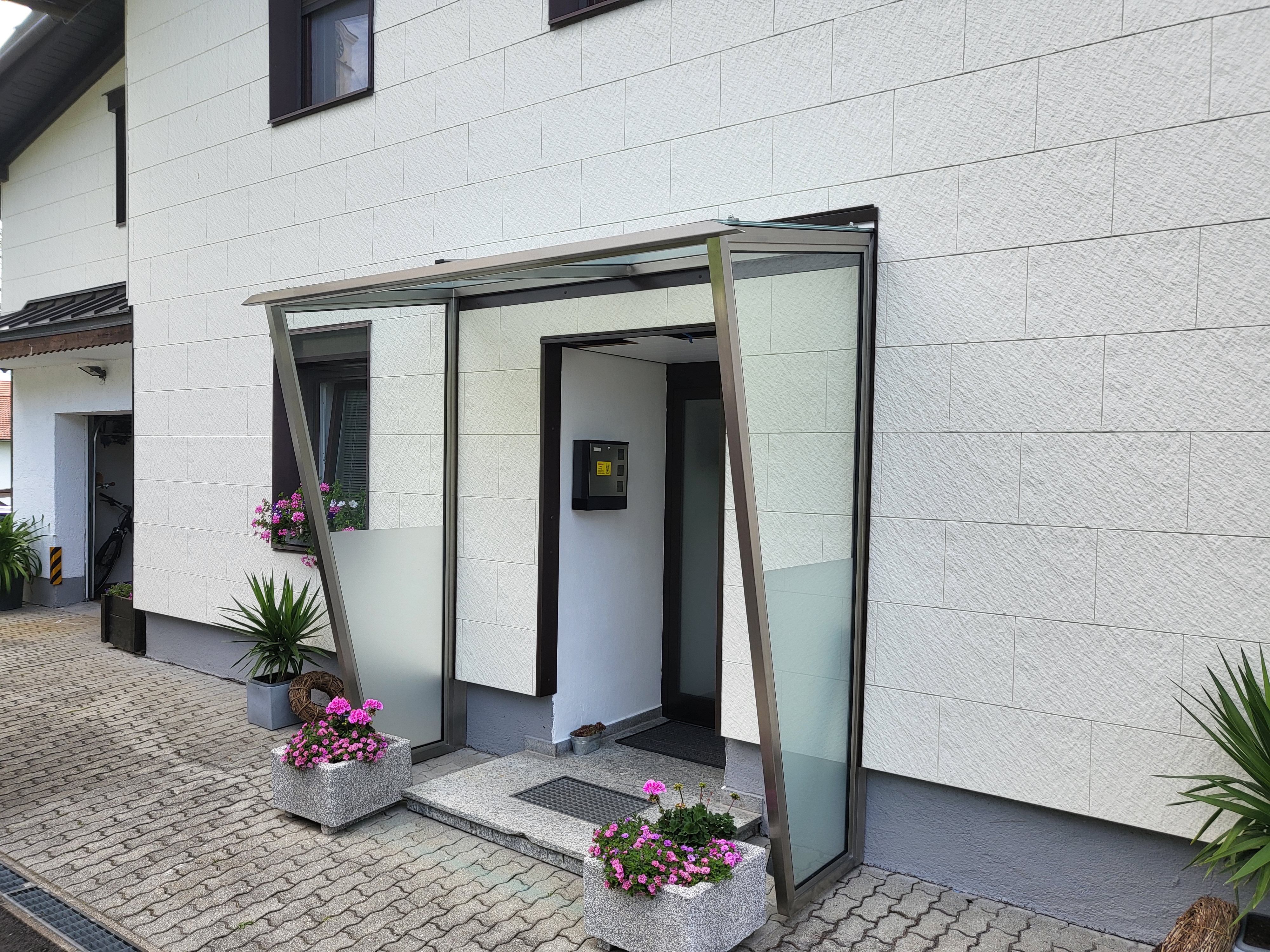 Vordachkonstruktion aus Edelstahl mit Glaseindeckung